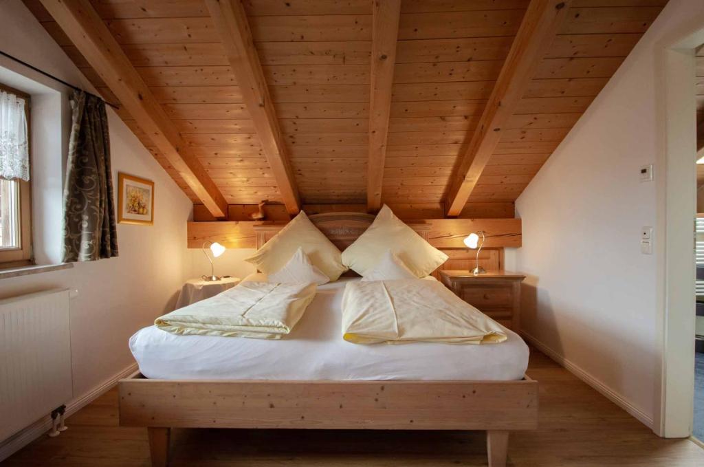 Postel nebo postele na pokoji v ubytování Hotel Ferienhaus Fux