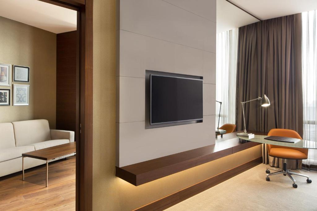Sheraton Grand Istanbul Atasehir - 高管国王套房配沙发床和休息室