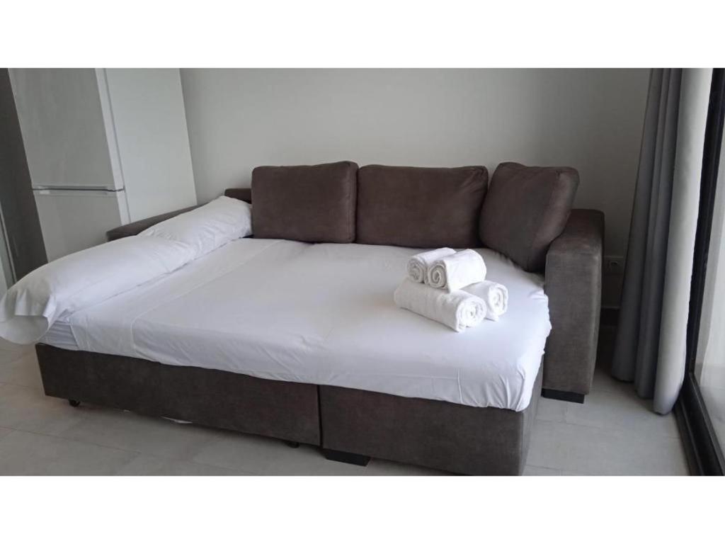 a bed with two towels on top of it at Giuliano Superior 4 personas in Empuriabrava