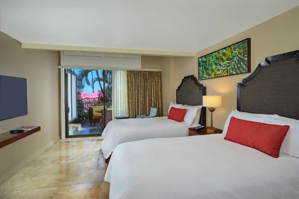 Postel nebo postele na pokoji v ubytování The Royal Hawaiian, A Luxury Collection Resort, Waikiki