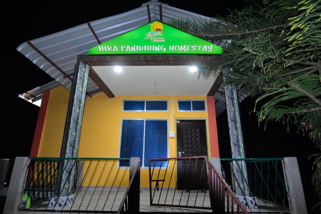 ein kleines Haus mit gelber Tür in der Unterkunft Hira Panidihing Homestay in Sibsāgar