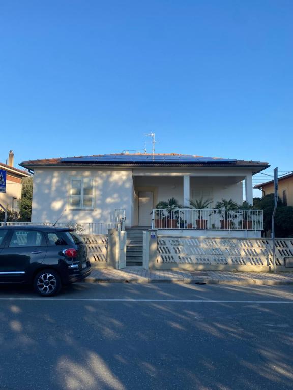 a car parked in front of a house at Giraldi & Francesconi in San Vincenzo
