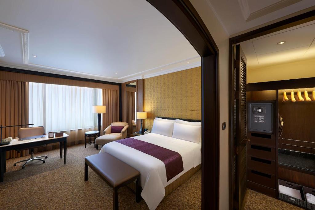 a hotel room with a bed and a desk at Sheraton Grande Sukhumvit, a Luxury Collection Hotel, Bangkok in Bangkok