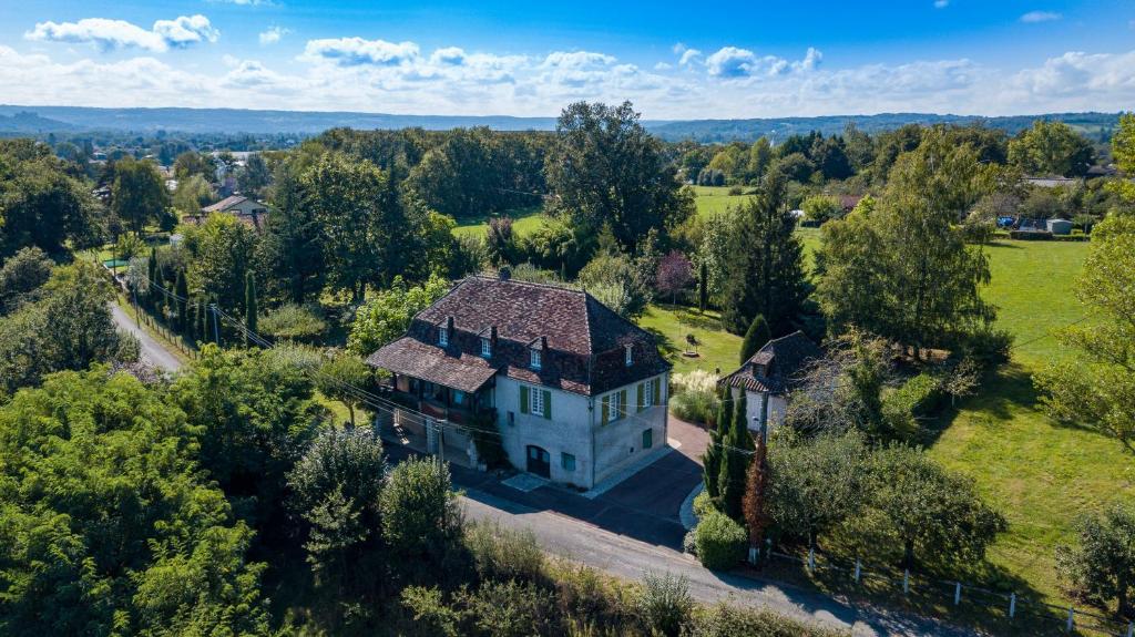 uma vista aérea de uma grande casa num campo em L'Ostal de Gagnac em Gagnac-sur-Cère