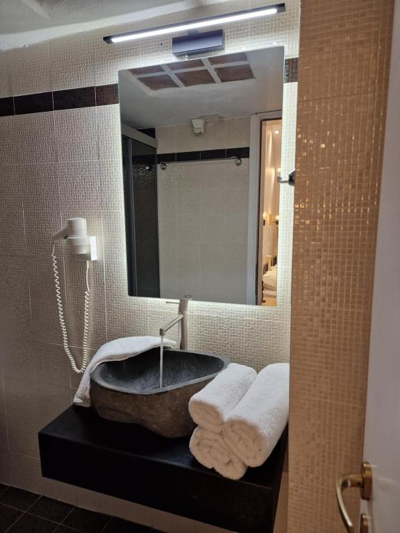 Koupelna v ubytování Amerisa Suites & Villa