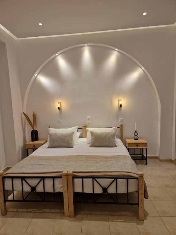 Postel nebo postele na pokoji v ubytování Amerisa Suites & Villa