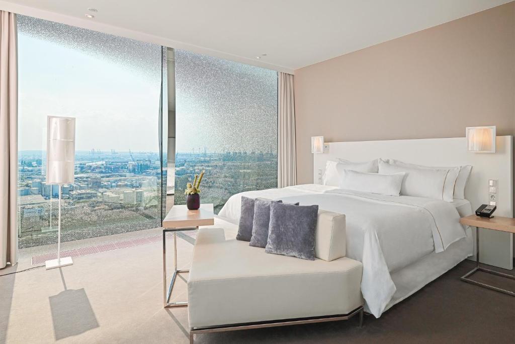 
Horizon Suite, Suite, 1 King, City/Elbe view, Skyline view
