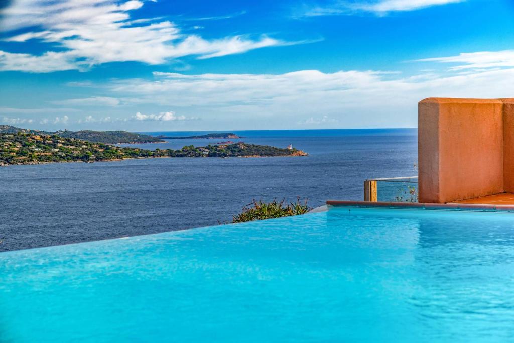 - une piscine avec vue sur l'océan dans l'établissement Les Hauts de Pavellone, à Porto-Vecchio