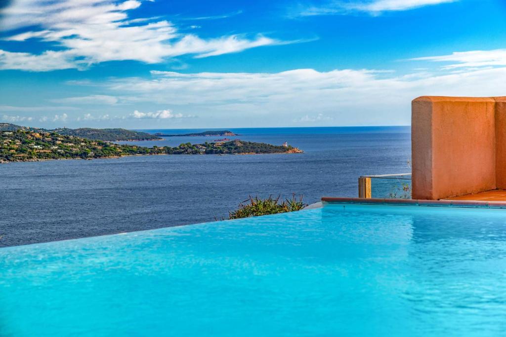 una piscina con vista al mar en Les Hauts de Pavellone, en Porto Vecchio