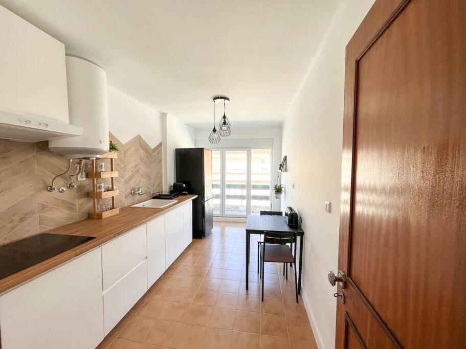 Kuchyň nebo kuchyňský kout v ubytování Esplanada-Zona Central-Perto Praias-Estacionamento Gratuito