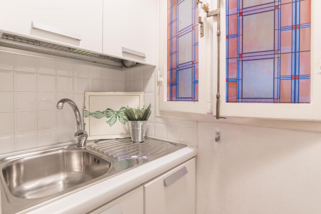 A kitchen or kitchenette at Pitti - Flo Apartments