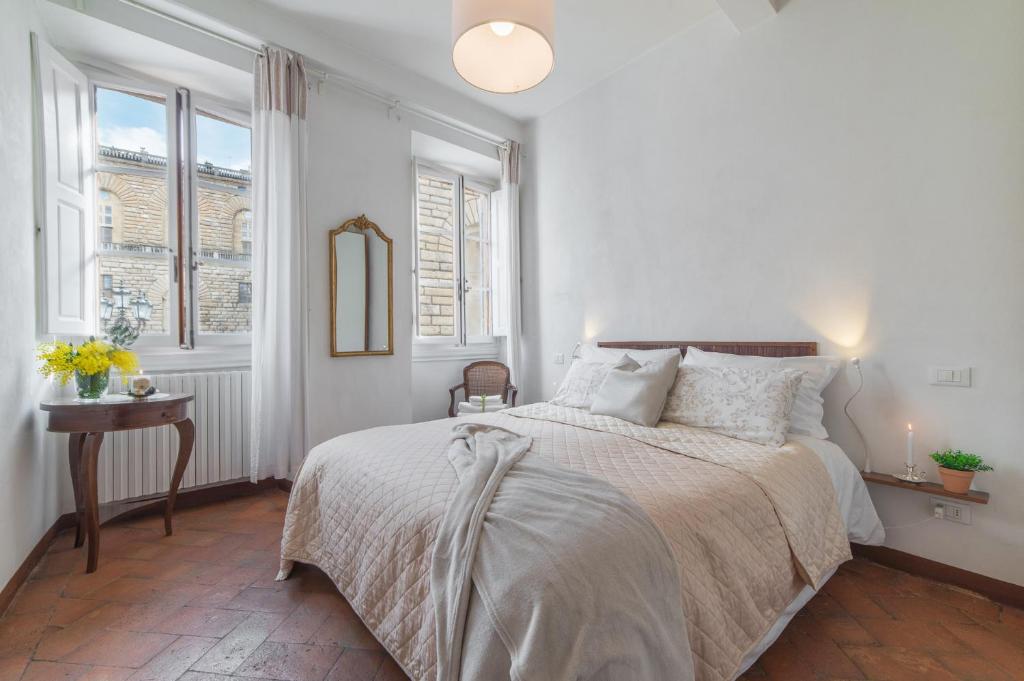 A bed or beds in a room at Pitti - Flo Apartments