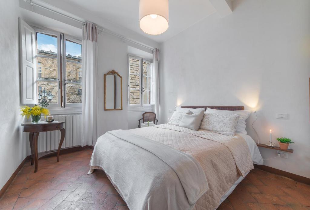 A bed or beds in a room at Pitti - Flo Apartments