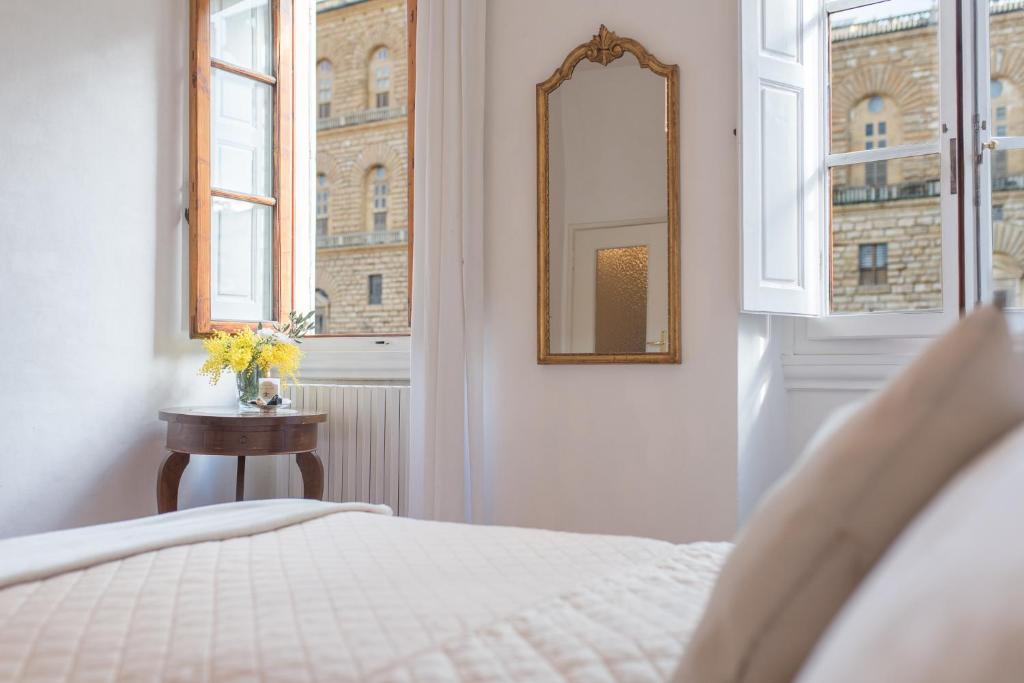 A bed or beds in a room at Pitti - Flo Apartments