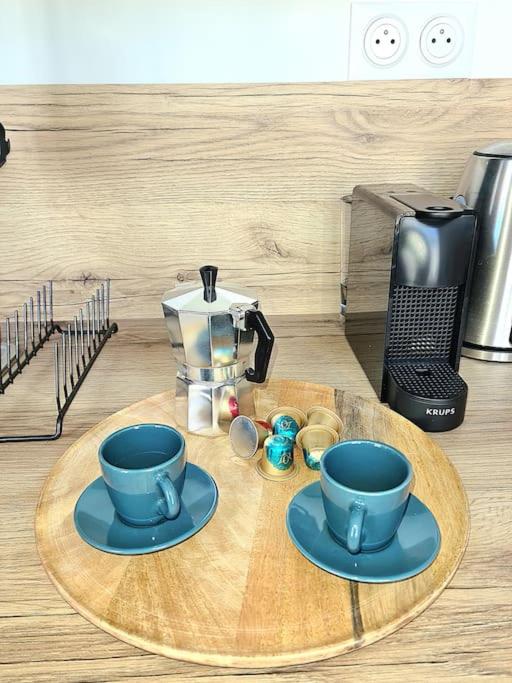 Príslušenstvo na prípravu kávy alebo čaju v ubytovaní Le Cosy Central Moderne et Chaleureux