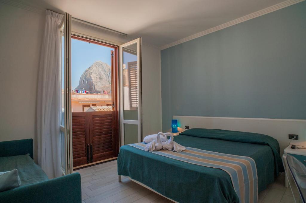 ein Schlafzimmer mit einem Bett mit einem ausgestopften Tier darauf in der Unterkunft Accussì rooms in San Vito lo Capo