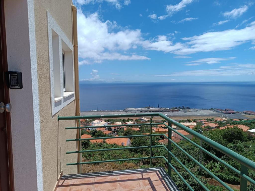 a balcony with a view of the ocean at Jay Paradise - Paraíso Jota in Santa Cruz