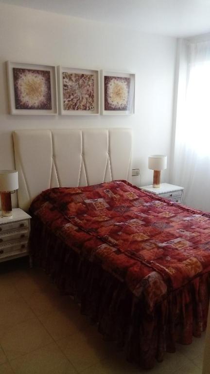トレビエハにあるAPARTAMENTO NAVIGANTES 5のベッドルーム1室(赤毛布付きの大型ベッド1台付)
