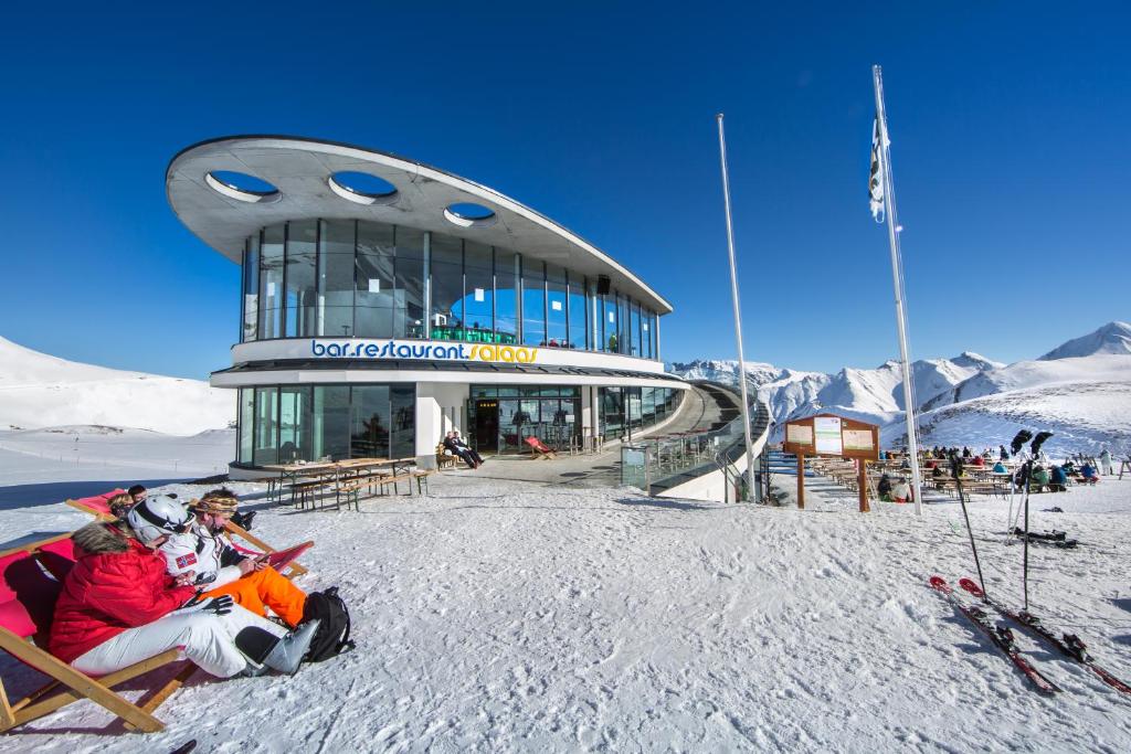 Gestir sem dvelja á Hotel Cresta