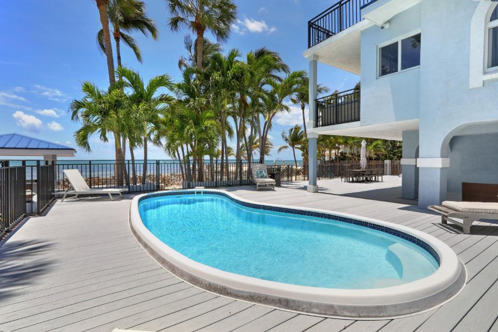 Luxury beachfront home with pool in Islamorada home, Lower Matecumbe