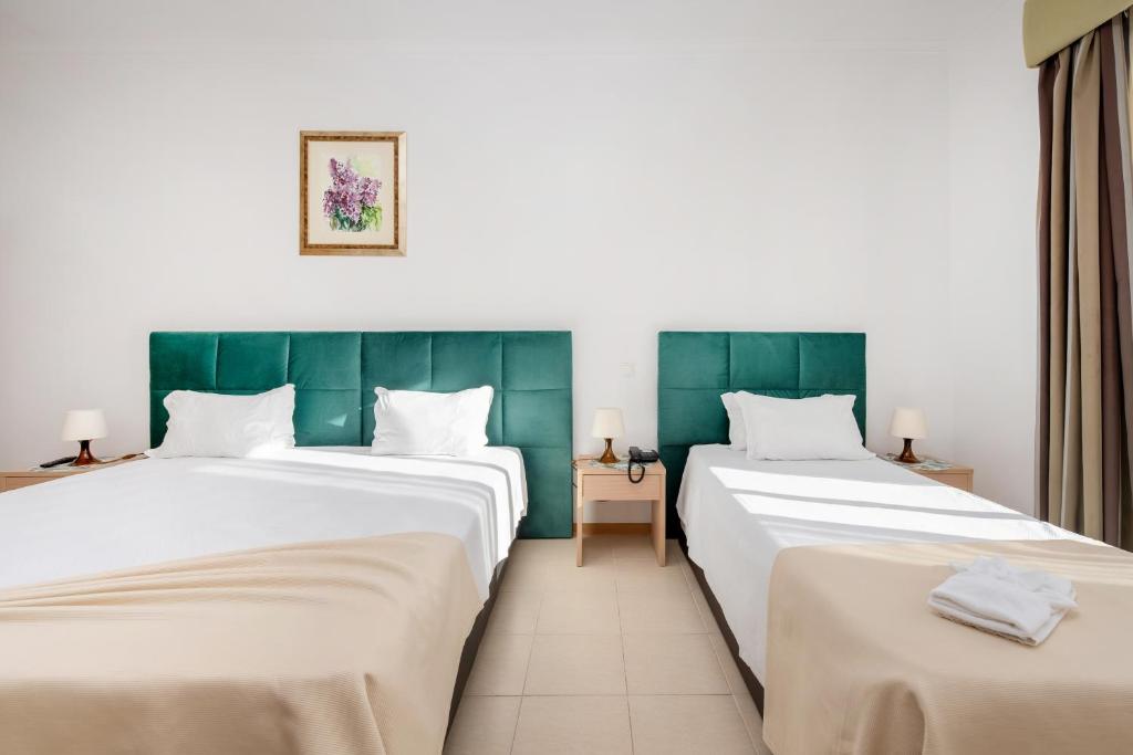 Een bed of bedden in een kamer bij Hotel Santa Catarina Algarve