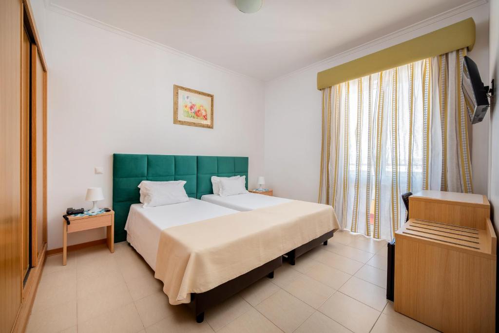 Een bed of bedden in een kamer bij Hotel Santa Catarina Algarve