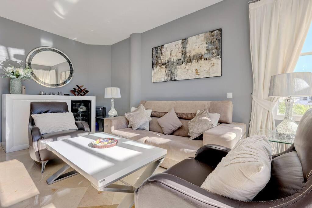Posezení v ubytování Stylish Penthouse Duplex at Matchroom Country Club