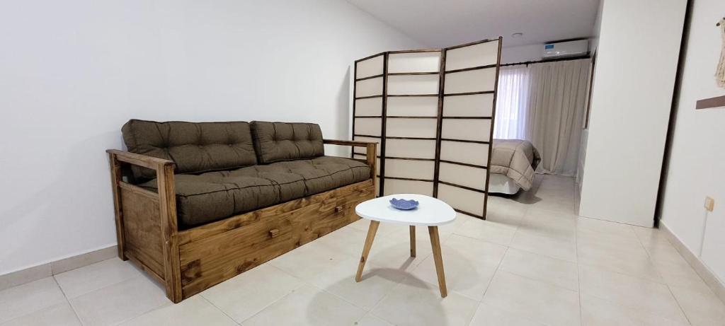 sala de estar con sofá y mesa en ALHE del Norte en San Miguel de Tucumán