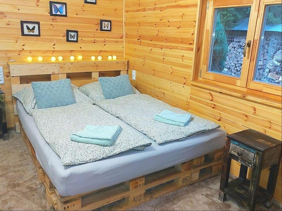 Postel nebo postele na pokoji v ubytování Charming cottage KLARA with Sauna, Nature&Privacy near Prague