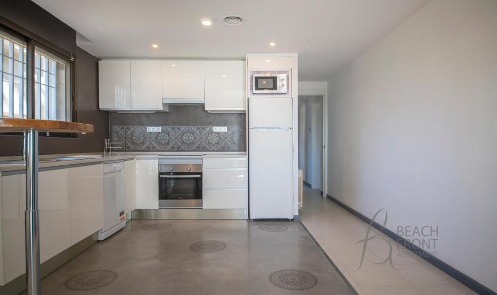 Kuchyňa alebo kuchynka v ubytovaní R139 Beachfront apartment Guillem