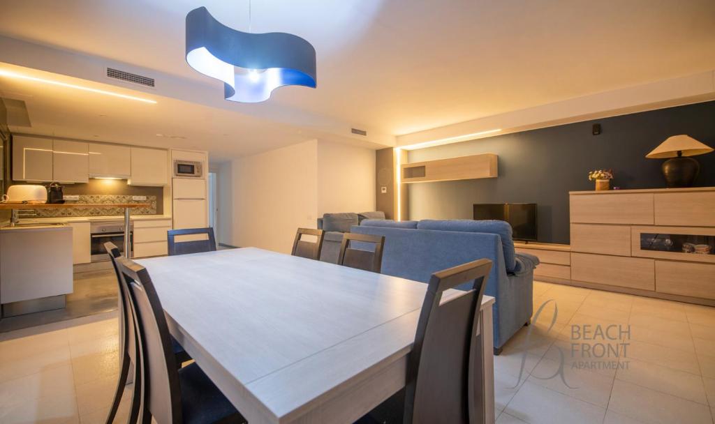 Kuchyňa alebo kuchynka v ubytovaní R139 Beachfront apartment Guillem