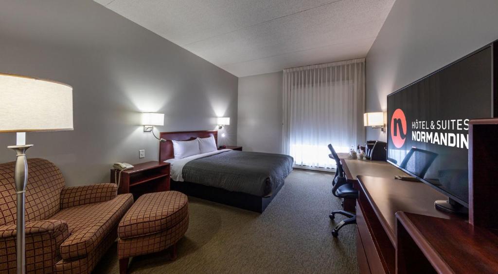 TV a/nebo společenská místnost v ubytování Hôtel & Suites Normandin Québec