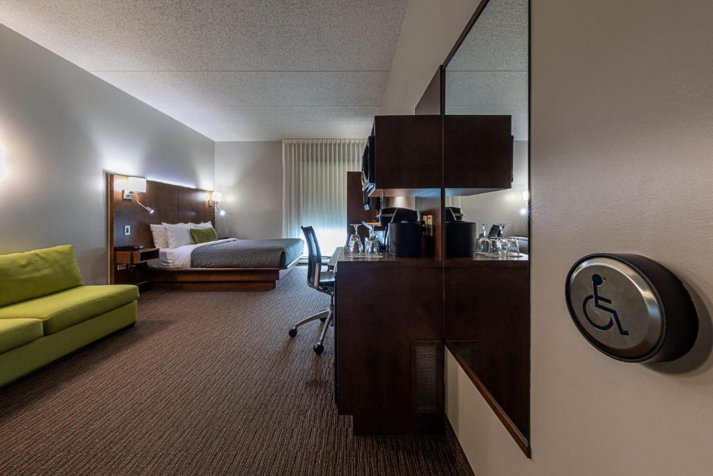 Postel nebo postele na pokoji v ubytování Hôtel & Suites Normandin Québec