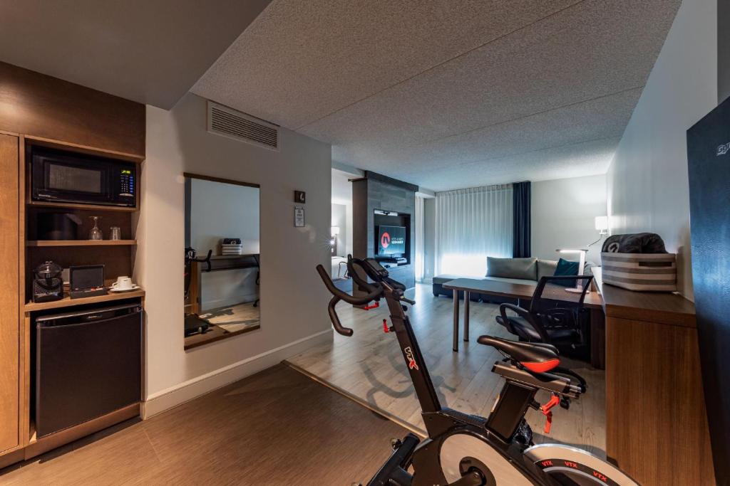 TV a/nebo společenská místnost v ubytování Hôtel & Suites Normandin Québec