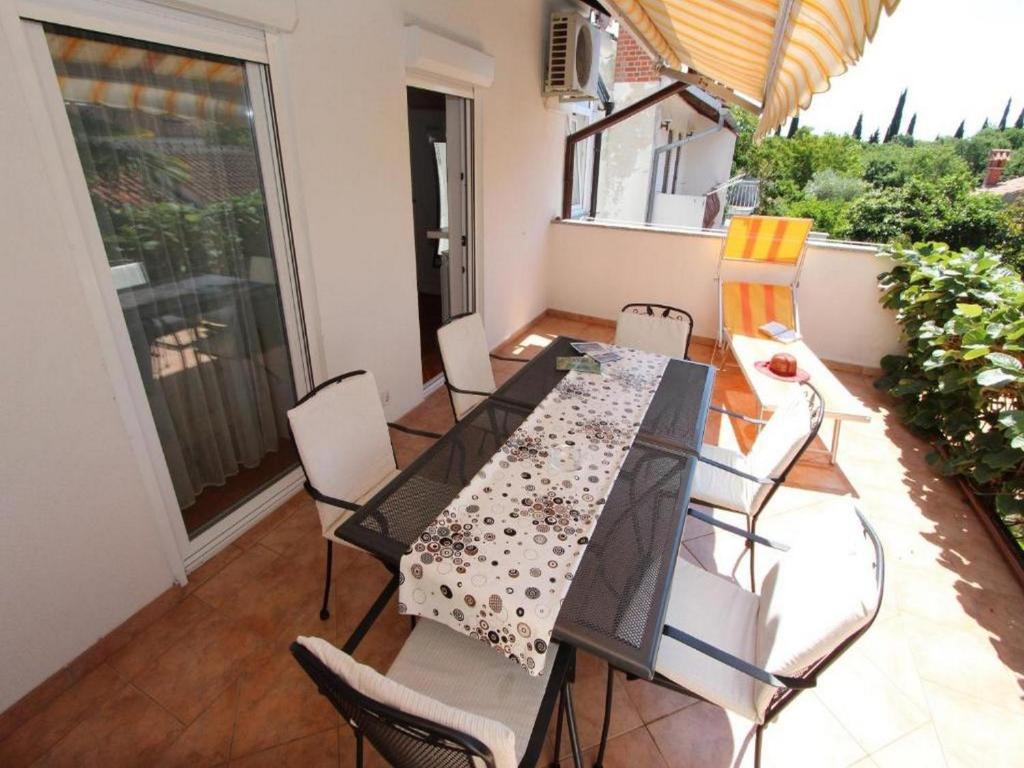 una mesa y sillas en el balcón de una casa en Apartments Frane, en Rovinj