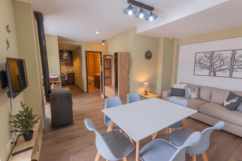 莫利納的住宿－Apartament el Cabirol，客厅配有白色的桌子和椅子