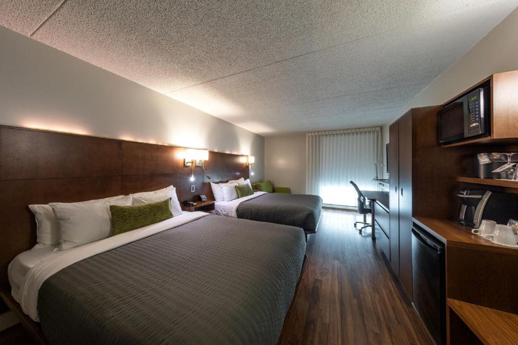 Postel nebo postele na pokoji v ubytování Hôtel & Suites Normandin Québec