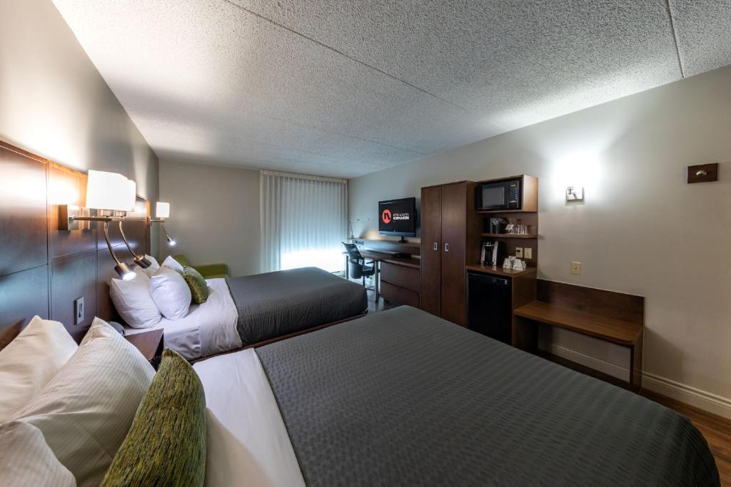 Postel nebo postele na pokoji v ubytování Hôtel & Suites Normandin Québec
