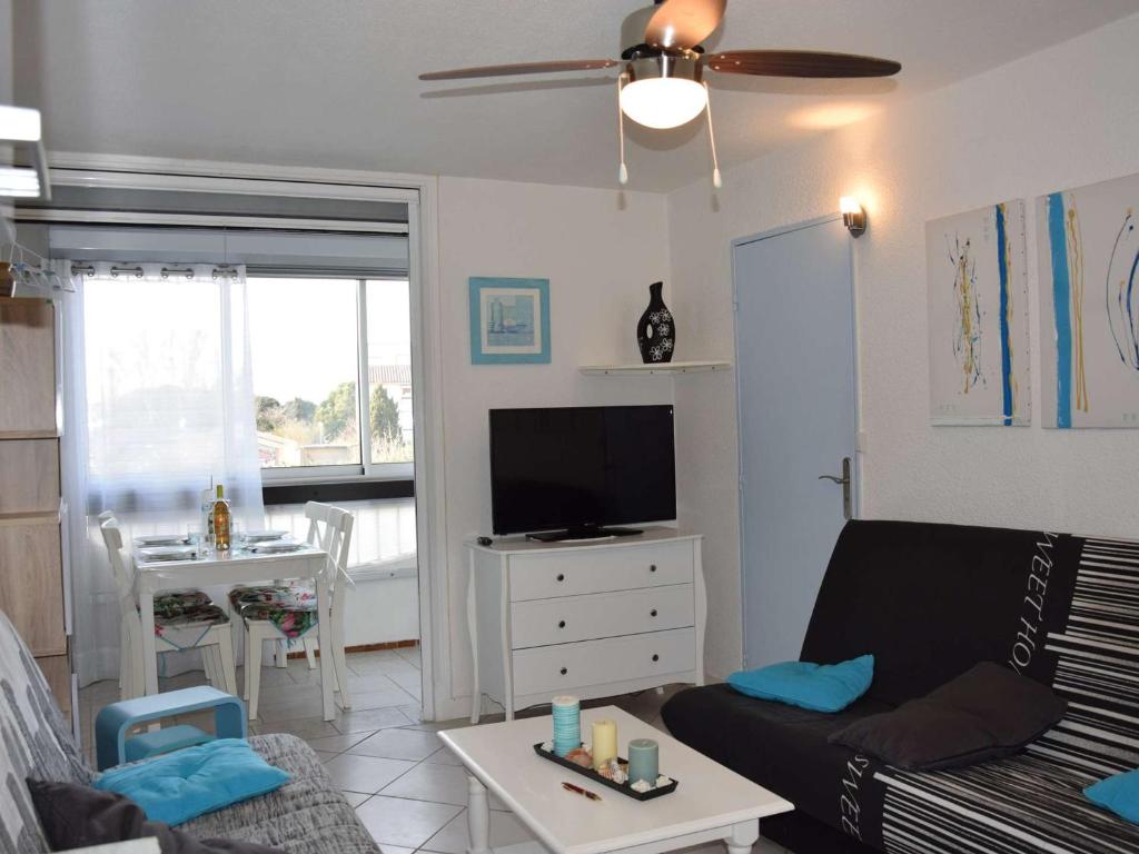 Televízia a/alebo spoločenská miestnosť v ubytovaní Appartement rénové avec loggia ensoleillée, proche plage, parking inclus, quartier calme - FR-1-387-191
