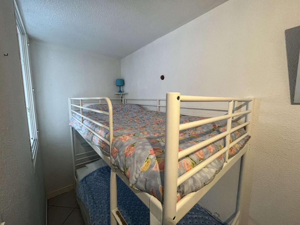 Posteľ alebo postele v izbe v ubytovaní Appartement rénové avec loggia ensoleillée, proche plage, parking inclus, quartier calme - FR-1-387-191