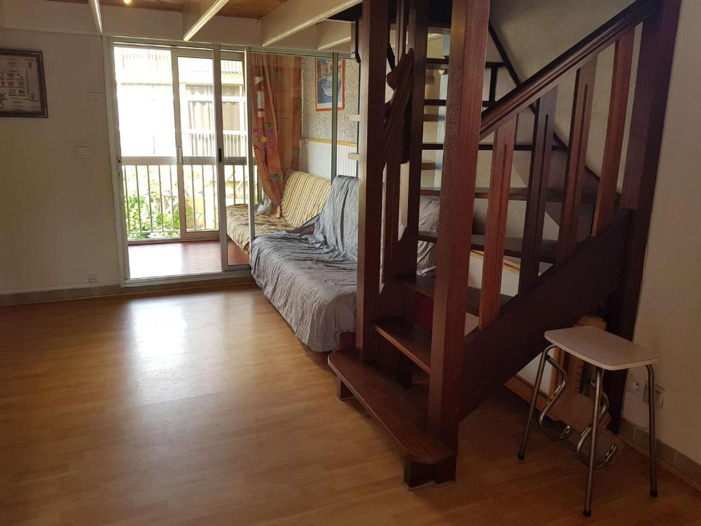 a living room with a bunk bed and a staircase at Studio Valras-Plage, 1 pièce, 4 personnes - FR-1-701-48 in Valras-Plage