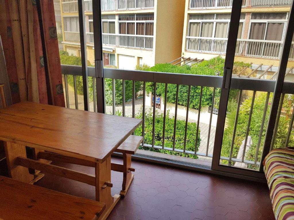 a balcony with a table and a view of a building at Studio Valras-Plage, 1 pièce, 4 personnes - FR-1-701-48 in Valras-Plage