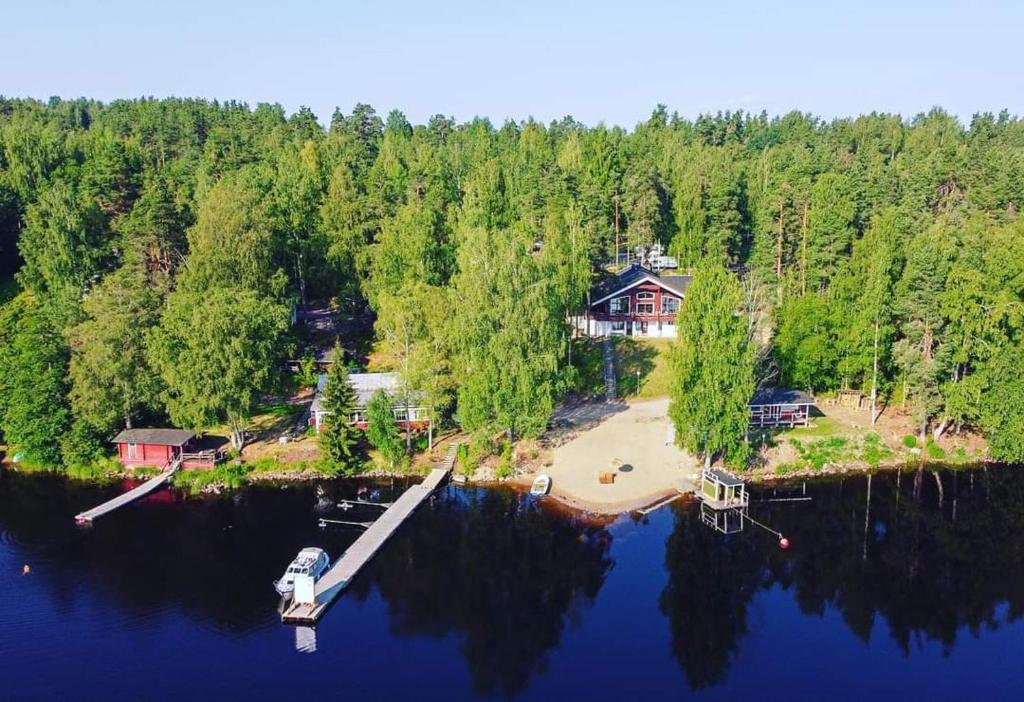 an aerial view of a house on a lake at Hotelli Hirsiranta in Ruokolahti
