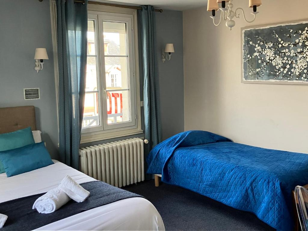 Кровать или кровати в номере Hôtel de la Côte Fleurie