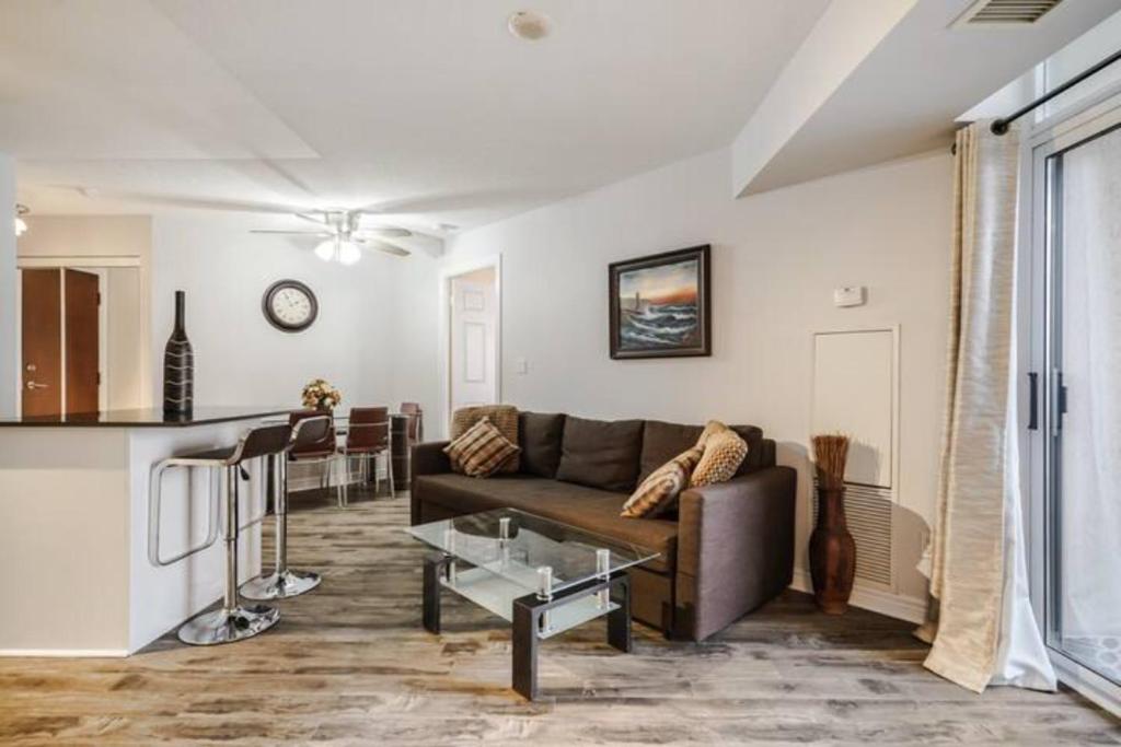 uma sala de estar com um sofá e uma mesa em Luxurious Condominium near Celebration Square em Mississauga