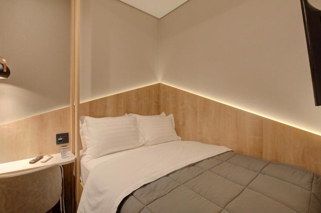 Ein Bett oder Betten in einem Zimmer der Unterkunft Fast Sleep Suites by Slaviero Hoteis - Hotel dentro do Aeroporto de Guarulhos - Terminal 2 - desembarque oeste