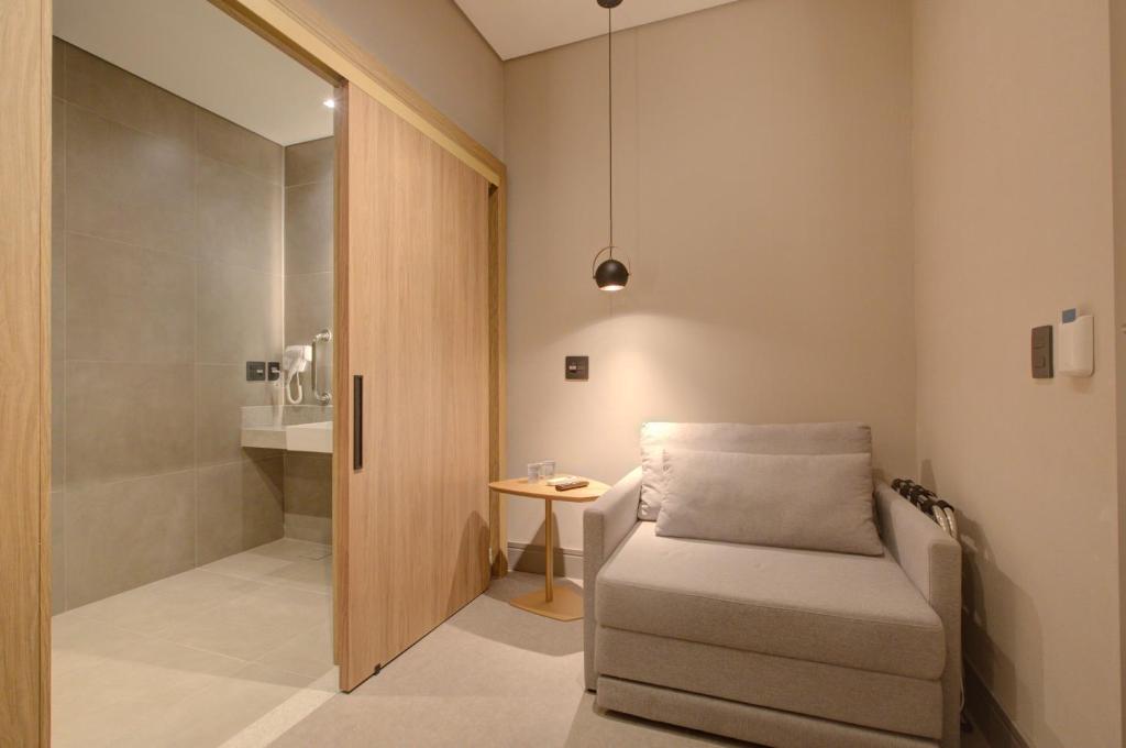 Ein Bett oder Betten in einem Zimmer der Unterkunft Fast Sleep Suites by Slaviero Hoteis - Hotel dentro do Aeroporto de Guarulhos - Terminal 2 - desembarque oeste