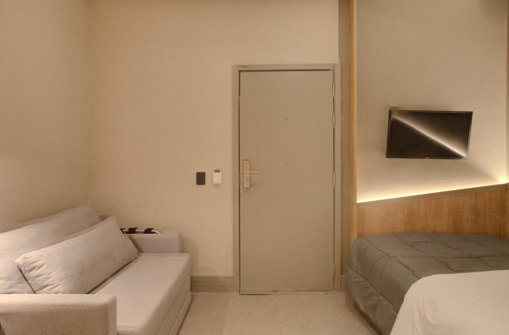 Ein Sitzbereich in der Unterkunft Fast Sleep Suites by Slaviero Hoteis - Hotel dentro do Aeroporto de Guarulhos - Terminal 2 - desembarque oeste