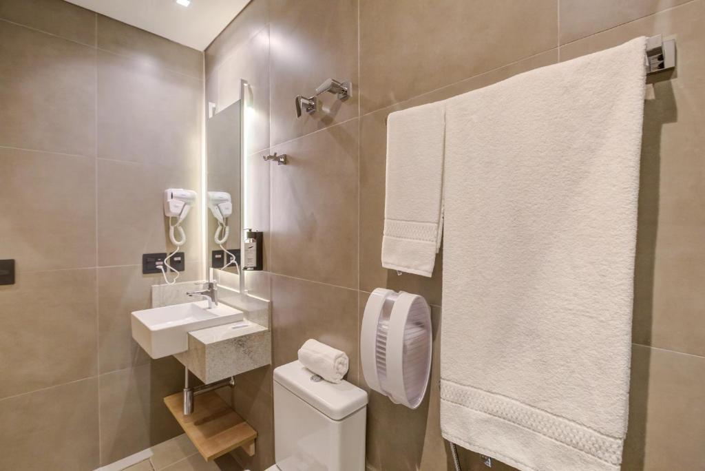 Ein Badezimmer in der Unterkunft Fast Sleep Suites by Slaviero Hoteis - Hotel dentro do Aeroporto de Guarulhos - Terminal 2 - desembarque oeste