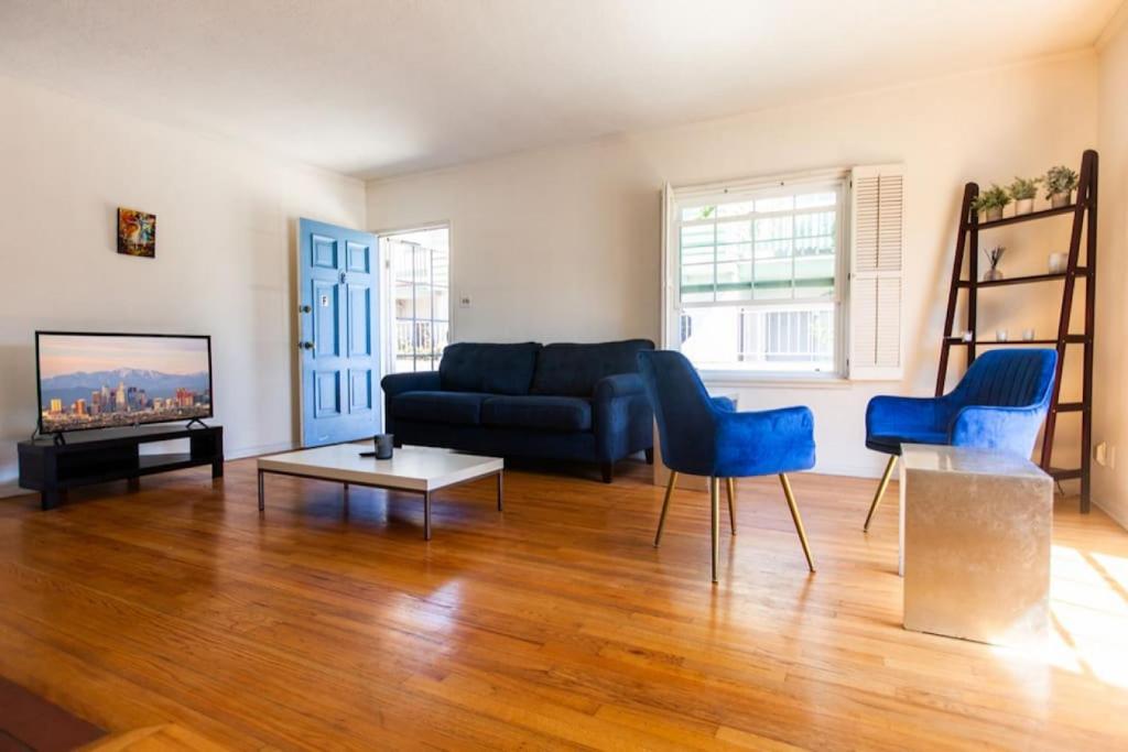 uma sala de estar com um sofá e uma televisão em Spacious 2 Bedroom unit With Fireplace F em Los Angeles